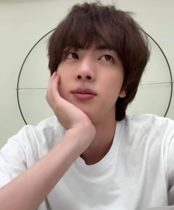 Agust_die97's tweet photo. Seokjin ofcourse came to celebrate April Fools day with us 😭😭 what a sweetheart 😭

He is so beautiful. It's like he has a natural blush on I miss him so much🥹

Bare faced Seokjin is literally the most beautiful, handsome and prettiest,😭💜

#jinbts #BTSJIN https://t.co/6m5uLIjXLF