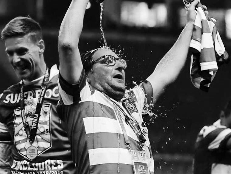 _Sporting_CP's tweet photo. Vimos por este meio informar todos os sócios e adeptos do #SportingCP que o Paulinho se encontra a caminho do Liverpool a pedido do Klopp para melhor o ambiente no clube. 

Boa sorte Paulinho. SL 🦁 https://t.co/QcXAd59LBQ