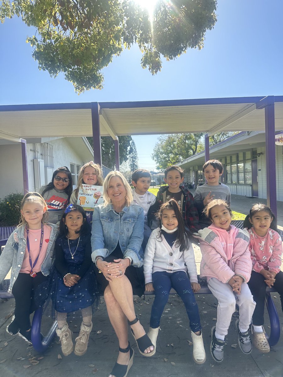 UnsworthPrinc's tweet photo. This week our Kids of Character were celebrated by having Cookies with the Principal. They have exhibited excellence in CITIZENSHIP &amp; CARING.  #CHARACTERCOUNTS https://t.co/vs33jSgq8I