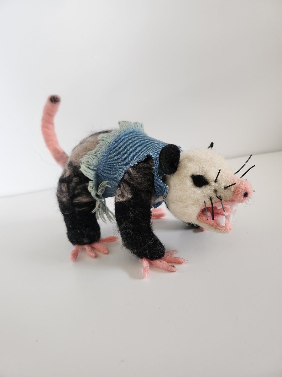 MitchGizzard's tweet photo. Can't forget the vest 😎

#felted #needlefelt #woollymorsels #commissionsopen #furryart #paleomunchkin #doll #possum #opossum #creature #animal #plush https://t.co/5Op8sfEwid