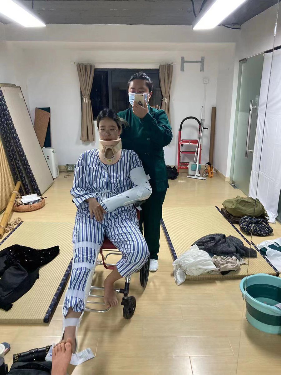 愚人节限定离谱表演

​之前做了很多美美的绳缚表演，我一直在想如果有机会，我想突破这个固定的形式，寻找绳缚表演更多可能性。
​
​感谢41陪我演出 感谢九月老师的精彩建议及出演

感谢老许允许我整离谱的表演 感谢长颈鹿借给我们轮椅
​
​感谢看表演的观众朋友们，今天玩得很开心，希望有让你们笑到。 https://t.co/YOmbPPE3iy