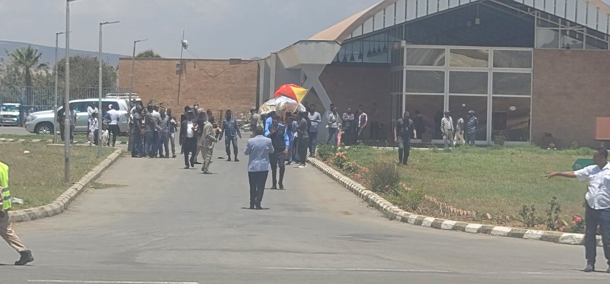 ProfKindeya's tweet photo. Good to be back home#Mekelle #Tigray after a week-long &amp; productive engagements! Some of the released comrades flew with us. A warm community welcome &amp; very emotional reunion at the airport. #Peace takes a courage. https://t.co/bRpqytloPU
