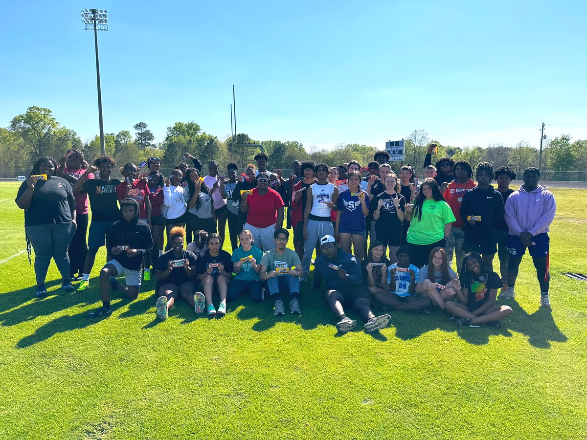SaludaTrack's tweet photo. PR Bars for the squad! Proud of these athletes! https://t.co/g1mxzIEqZS