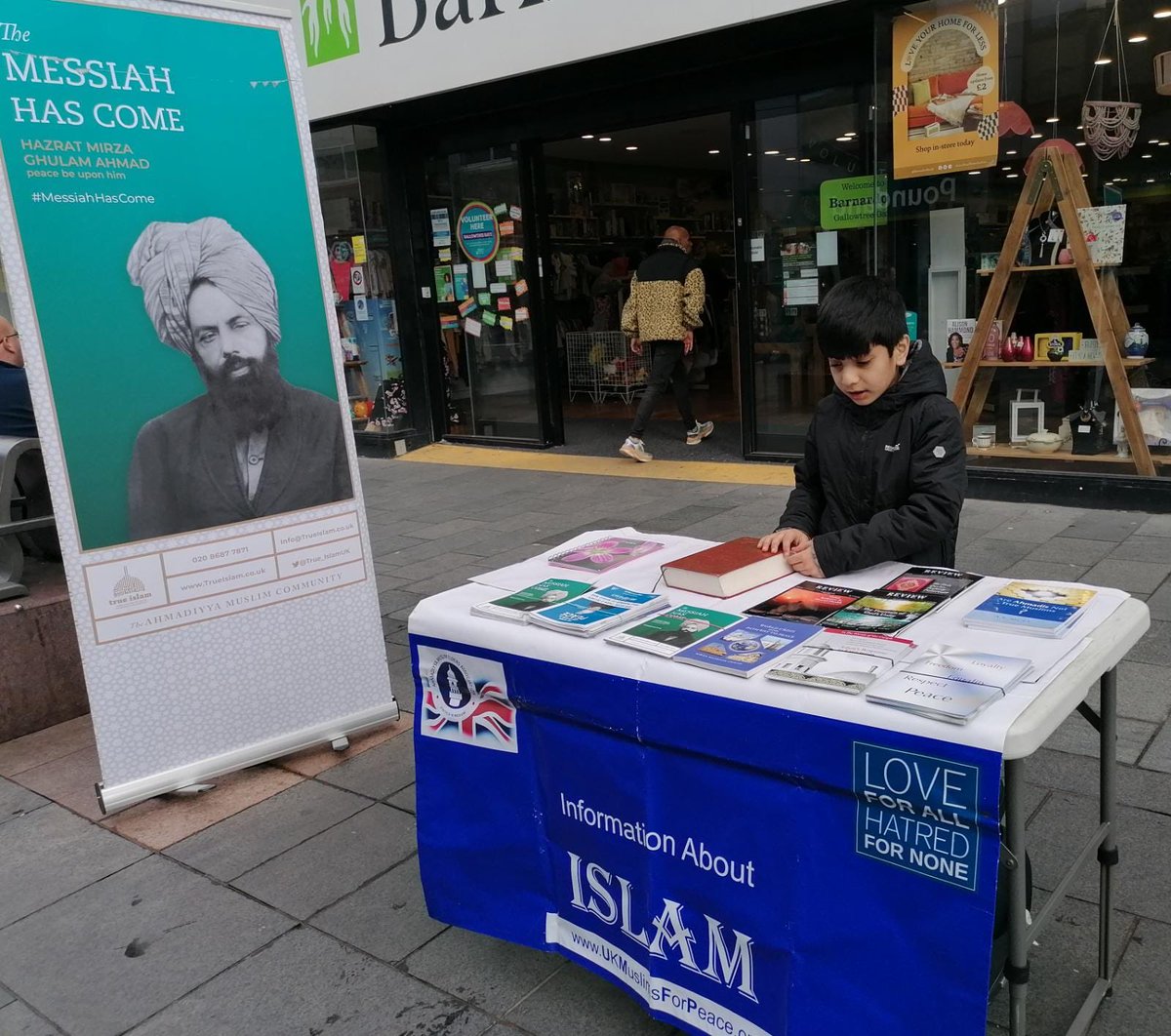 Leicester Ahmadiyya Muslim committee do bookstall on Saturday 25th of March.
43 leaflets taken by public on various topics. Many questions answered for the public who were very pleased.

⁦@ukmuslims4peace⁩