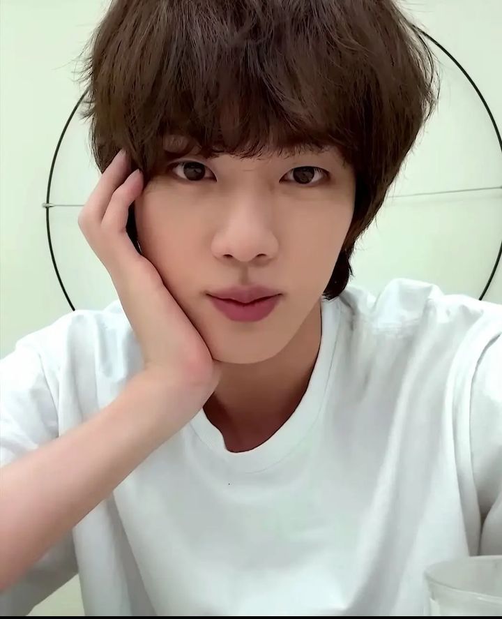 ReiSeook's tweet photo. Como o Jin estava lindo nessa Live de hj 😭 https://t.co/1WzEcIqwQ2
