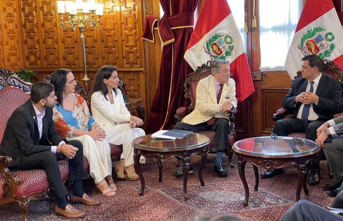 Alcesarlosuyo's tweet photo. La Bolsonaro Criolla la mula  Fernanda Cabal Funge como “ministerio de relaciones exteriores” ; UD apátrida se reúne con Usurpadores del poder en el PERU, Tratando de emular GOLPE, que piensa @CorteSupremaJ ? y @SenadoGovCo...? https://t.co/rm8ASSV4WZ