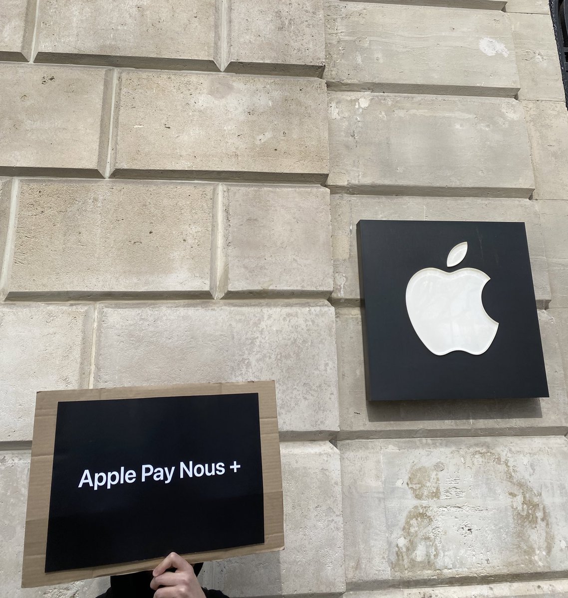 CgtAppleRetail's tweet photo. La mobilisation se poursuit devant l’Apple Store des Champs-Élysées en dépit de tentatives d’intimidation. Chers collègues, vous n’avez rien à craindre nous sommes à vos côtés.
#AppleTogether #intimidation #inflation #conditionsdetravail #iStrike #iGreve https://t.co/7cB9pG6n57