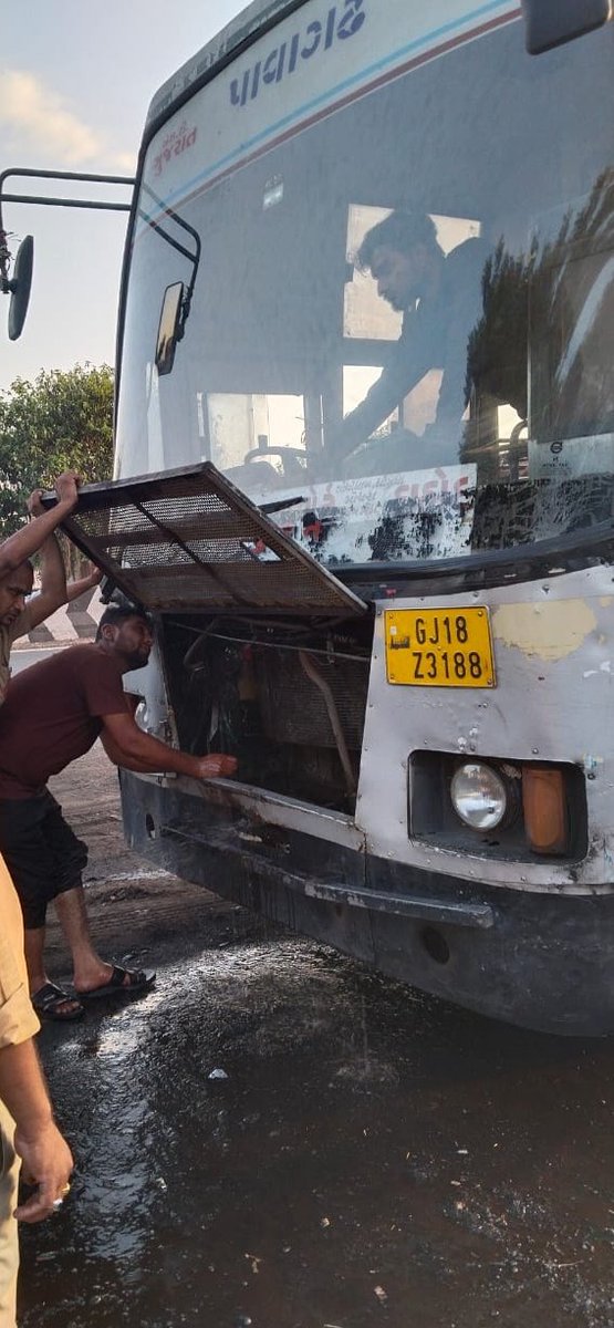 mukeshkatara's tweet photo. @gsrtc_official @GmGsrtc
@GSRTC_Gujarat @gsrtc2020
@gsrtc2020

Please provide a new bus from Mundra port to Dahod Why are you running more than 5 years old bus. check once the condition of the bus
.No safety at all.bus engine got heat and the driver sprayed the water https://t.co/iQ3pwgMqXh