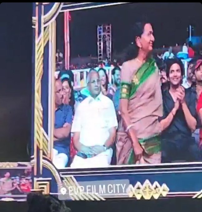 anbarasu_Boss's tweet photo. Shoba mam present award to @Kavin_m_0431
#Kavin | #50DaysOfBBDaDa | @KavinFansClub https://t.co/Y5XAxitzPR