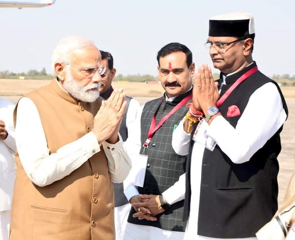 ParocheRaja's tweet photo. विश्व के सबसे लोकप्रिय नेता, भारत के प्रधानमंत्री आदरणीय श्री
Narendra Modi जी का मध्यप्रदेश की पावन धरा, भोपाल में हार्दिक स्वागत है। #MPWelcomesPMModi
#VandeBharatExpress
@VishvasSarang ji https://t.co/KKCb3Whh1J