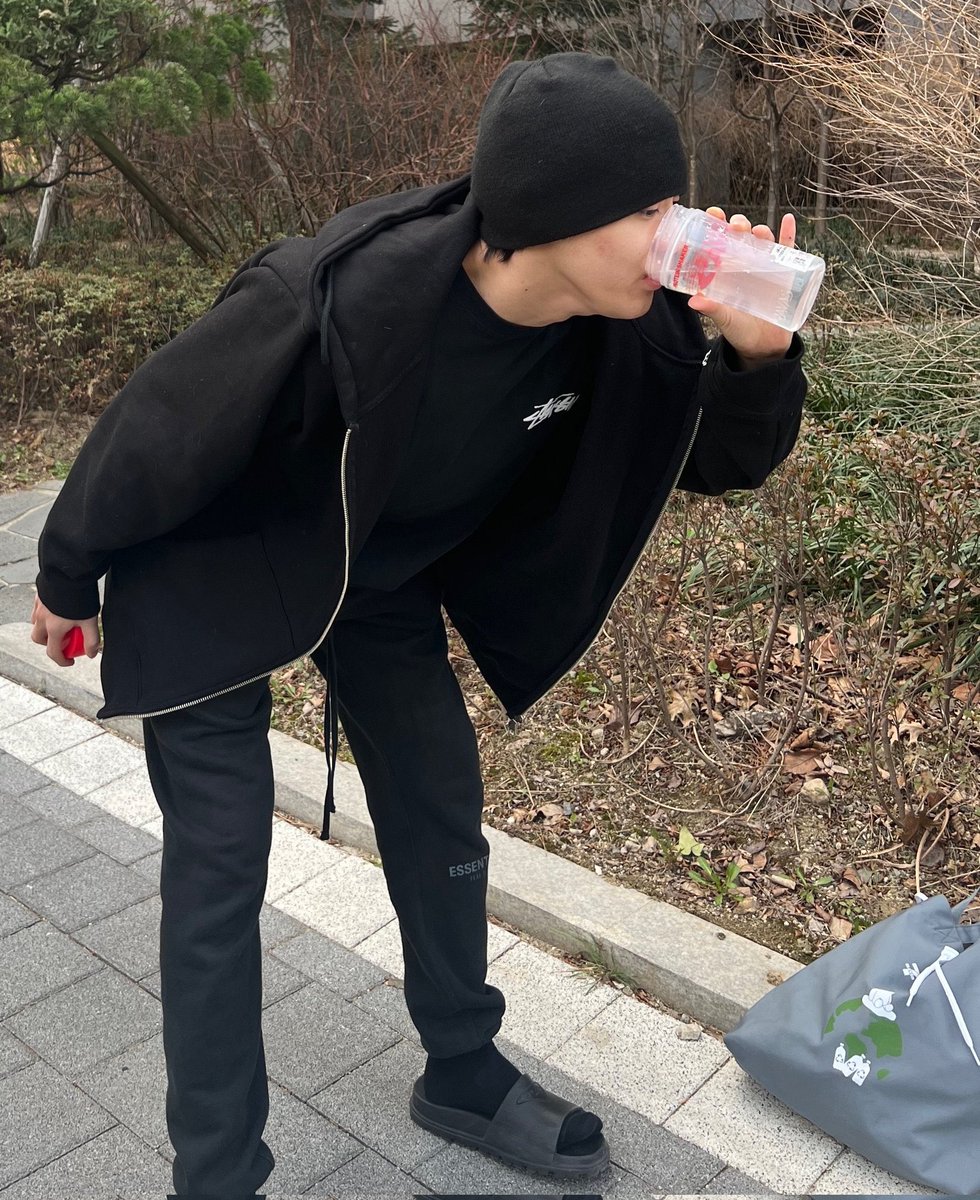 unknowmaze's tweet photo. 뭐야 유용하 바보 같이 귀여운데 남자력 과해 https://t.co/lOMIsWu6Ej