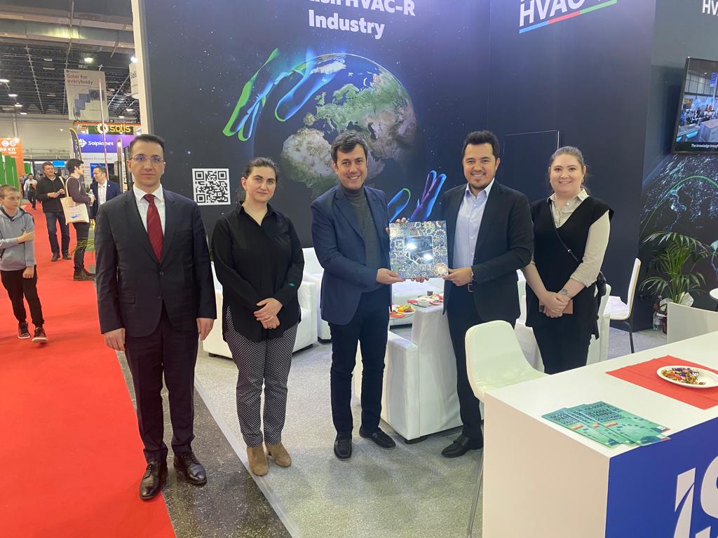 TC_BudapesteBE's tweet photo. 🇹🇷Ticaret Müşavirlerimizle birlikte, İSİB @turkishhvacr organizasyonuyla #HUNGAROTHERM fuarına milli katılım sağlayan 13 firmamızı ve #CONSTRUMA fuarına katılan şirketlerimizi ziyaret ettik. https://t.co/mFUHKtKXAM