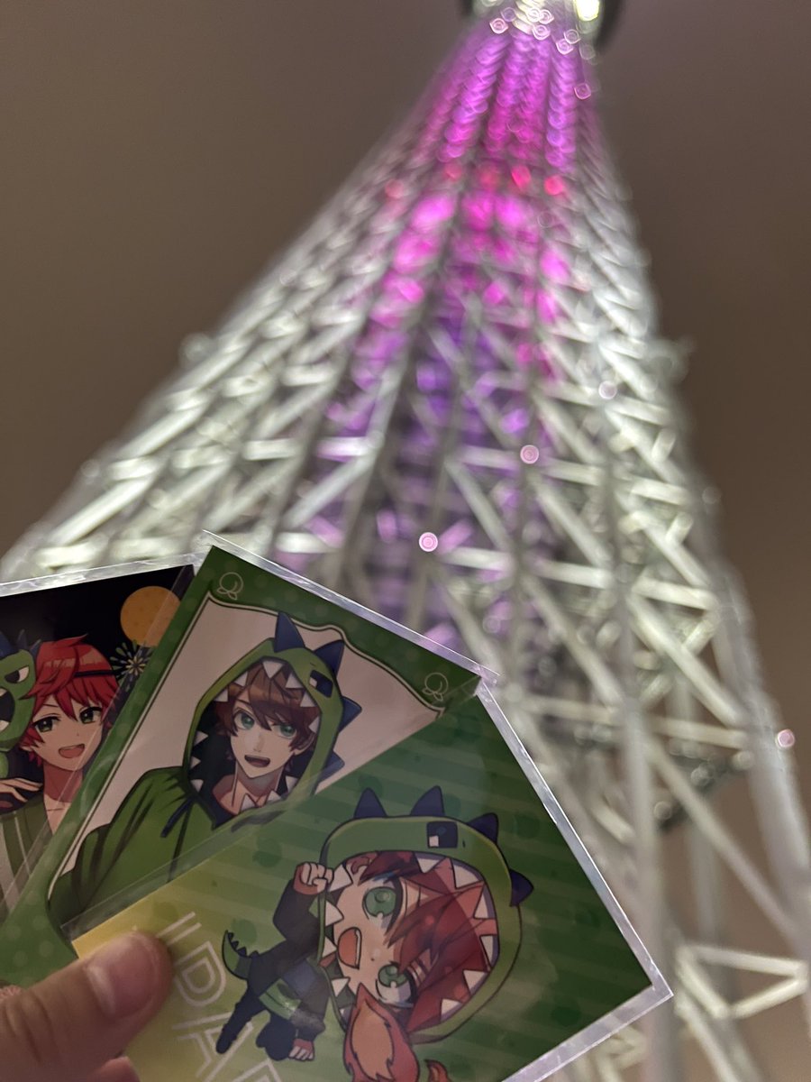 jpaparu's tweet photo. 東京スカイツリー行ってきました.ᐟ.ᐟ
朝はあったグッズが、夜にはもう売り切れてたんです...
買えてよかったです.ᐟ.ᐟグッズ大切にします.ᐟ
のあさんカラーのスカイツリーとっても綺麗だったな～またイベントやってほしいな～.ᐟ.ᐟ
#じゃぱぱ #からぴち
@jpapachannel @official_clpc https://t.co/GvCExkB4rn