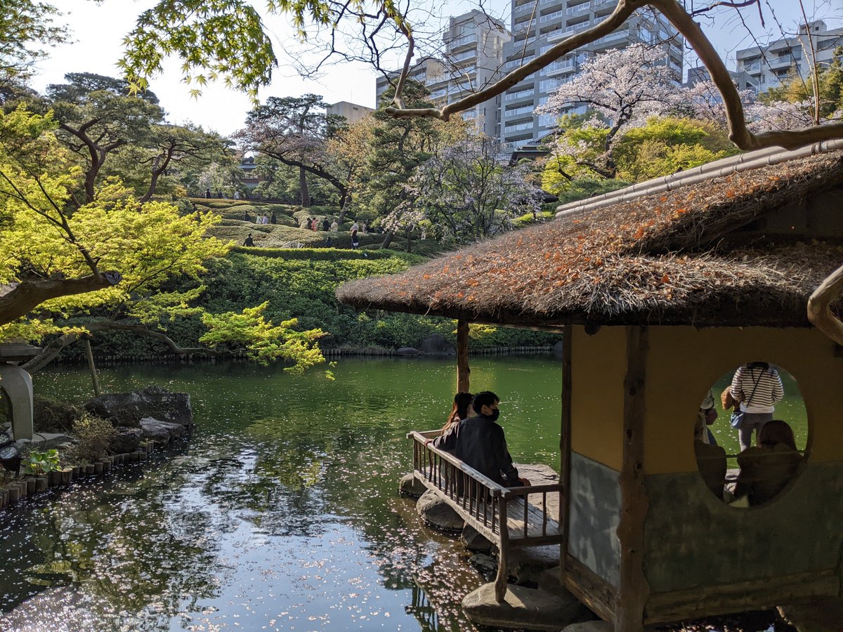 え〜〜〜なんかめちゃくちゃ晴れてよかったし超楽しかったです友だちの結婚式が https://t.co/4LQivI1QpS