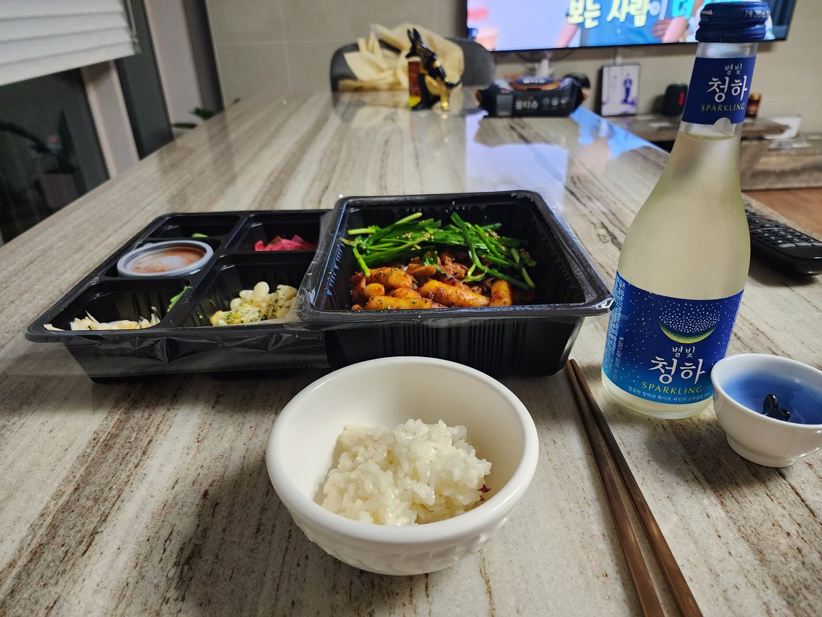 kis780819's tweet photo. 오늘은 혼술 샤론이는 친구들 만나러 언제 올려나? https://t.co/3JNidmRl5H