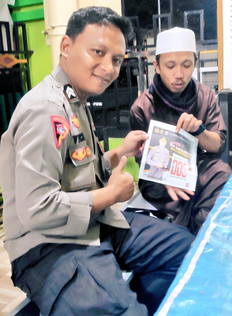 Bhabin_Botu's tweet photo. Melaksanakan Sosialisasi DUMAS PRESISI POLRI &amp; Layanan CALL CENTER 110 POLRI kepada masyarakat warga binaan an. Lk. RIZAL MOHAMAD di Kelurahan Botu.

#KapolrestaGorontaloKota #PolriPresisi #DivisiHumasPolri #ListyoSigitPrabowo #Bhabinkamtibmas #PolsekKotaTimur #PoldaGorontalo https://t.co/I92gEmEtpl
