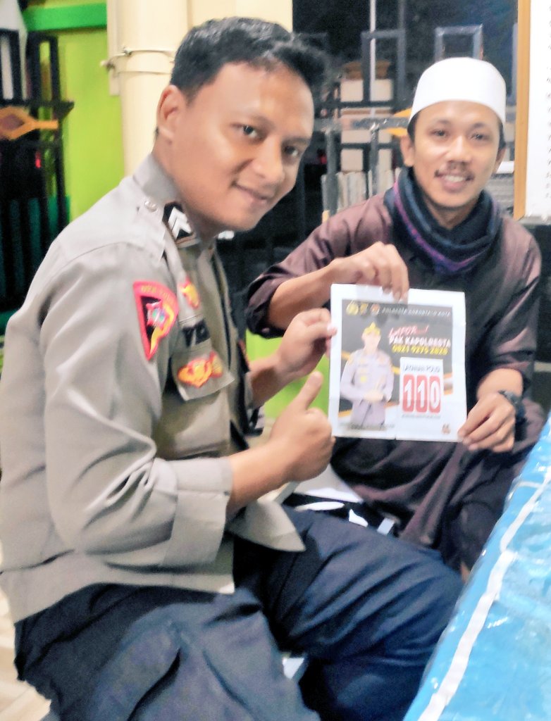 Bhabin_Botu's tweet photo. Melaksanakan Sosialisasi DUMAS PRESISI POLRI &amp; Layanan CALL CENTER 110 POLRI kepada masyarakat warga binaan an. Lk. RIZAL MOHAMAD di Kelurahan Botu.

#KapolrestaGorontaloKota #PolriPresisi #DivisiHumasPolri #ListyoSigitPrabowo #Bhabinkamtibmas #PolsekKotaTimur #PoldaGorontalo https://t.co/I92gEmEtpl