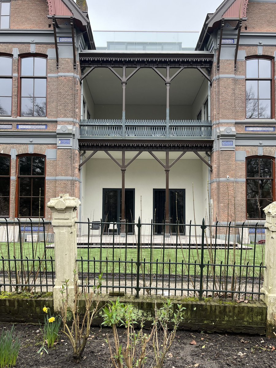 Wie verzint het om kunstgras te leggen voor zo’n prachtig gebouw, grenzend aan het mooiste park van Groningen?!