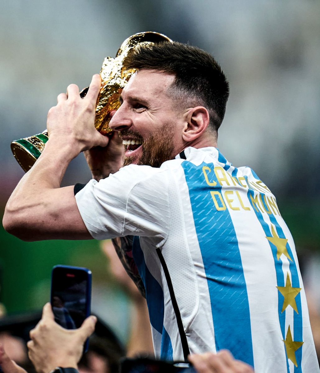 🇺🇾 Mejor año de Luis Suárez - 78 G/A.
🇵🇱 Mejor año de Lewandowski - 80 G/A.
🇧🇷 Mejor año de Neymar - 83 G/A.
🇵🇹 Mejor año de Cristiano Ronaldo 84 G/A.
🇦🇷 Tercer mejor año de Messi 90 G/A.
🇦🇷 Segundo mejor año de Messi 95 G/A.
🇦🇷 Mejor año de Messi 113 G/A.

Un extraterrestre. 👽