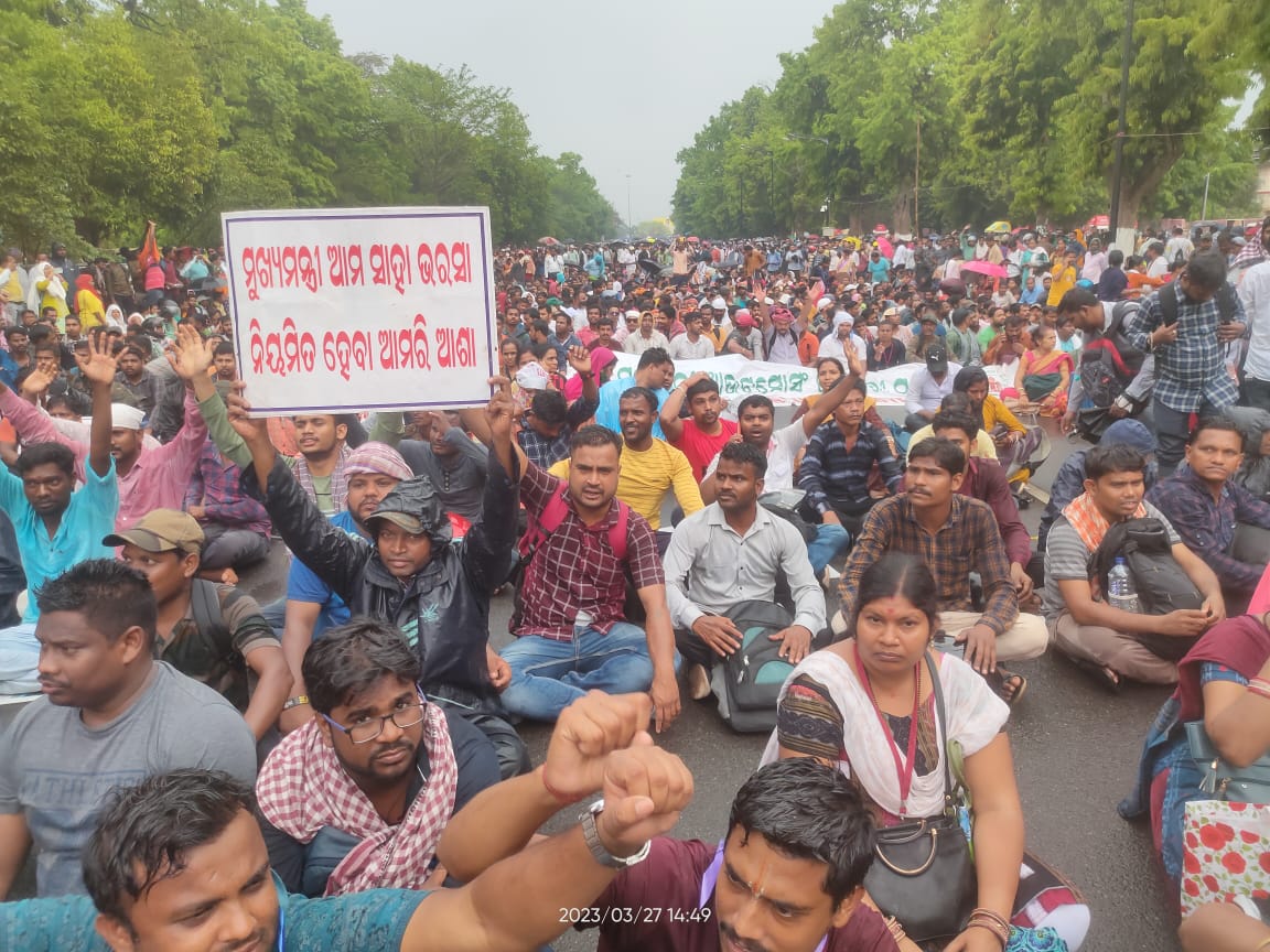 OGOEFOdisha's tweet photo. @PremaRe32531874 @CMO_Odisha @pranabpdas @VKPANDIANSIRFC @SecyChief ଓଡ଼ିଶାର ହଜାର ହଜାର ଯୁବକଯୁବତୀଙ୍କୁ ବହୁତ ସ୍ୱଳ୍ପ ଟଙ୍କାରେ ସରକାରୀ ଅଫିସ ଦପ୍ତରୀରେ ଗୋତିଶ୍ରମିକ କ୍ରୀତଦାସ ମଣିଷନିଲାମ କରି ଶୋଷଣ ଓ ନିର୍ଯ୍ୟାତନା ରୁ ମୁକ୍ତି କରନ୍ତୁ ମାନ୍ୟବର ମୁଖ୍ୟମନ୍ତ୍ରୀ@CMO_Odisha #NaveenOdisha
#AprilWish https://t.co/Fbxj3yMAMU