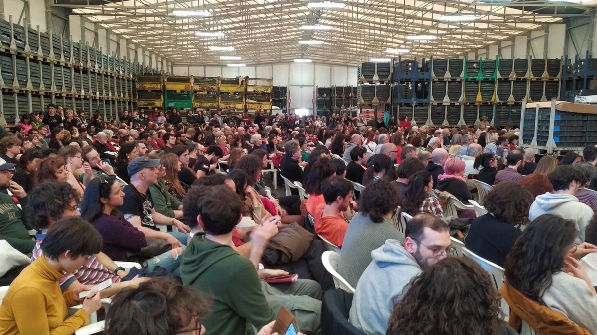 GioTonolo's tweet photo. Sono in una fabbrica occupata ad ascoltare un dibattito sulla demonizzazione della working class. E ci sono giusto quattro gatti #gkn #workingclass https://t.co/uX4Um9iDrB