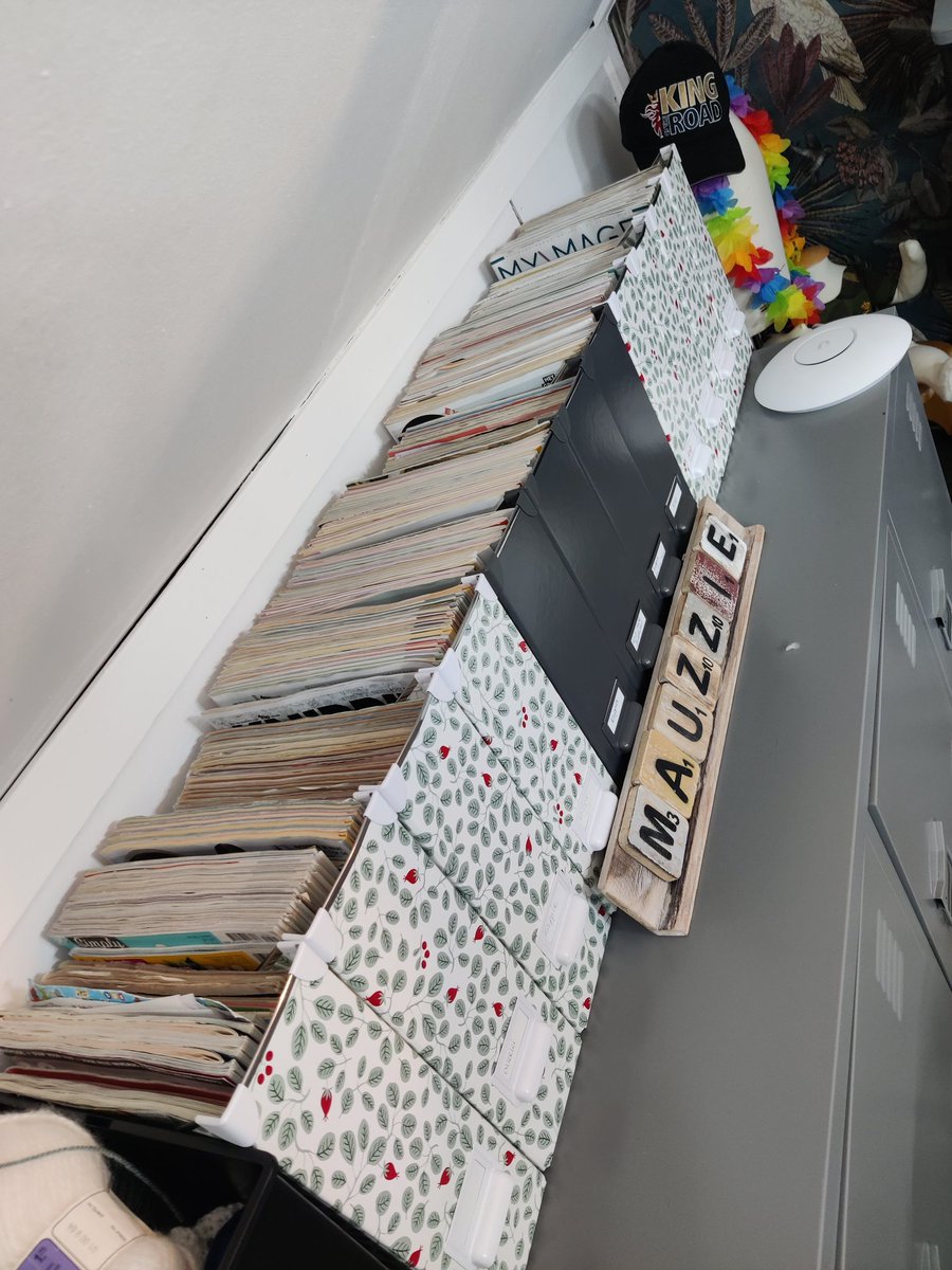 Speldenkussen80's tweet photo. Omdat ik gister mn super gave zelfgemaakte blouse shirtje weer aan deed...dacht ik, ik ga er nog een ( of meer ) van maken π jammer dat ik dan eerst al deze tijdschriften bakken na moet pluizen π #chaoot #hetregenttochduswatmaakthetuit π€£ https://t.co/v5HkGqMgVQ