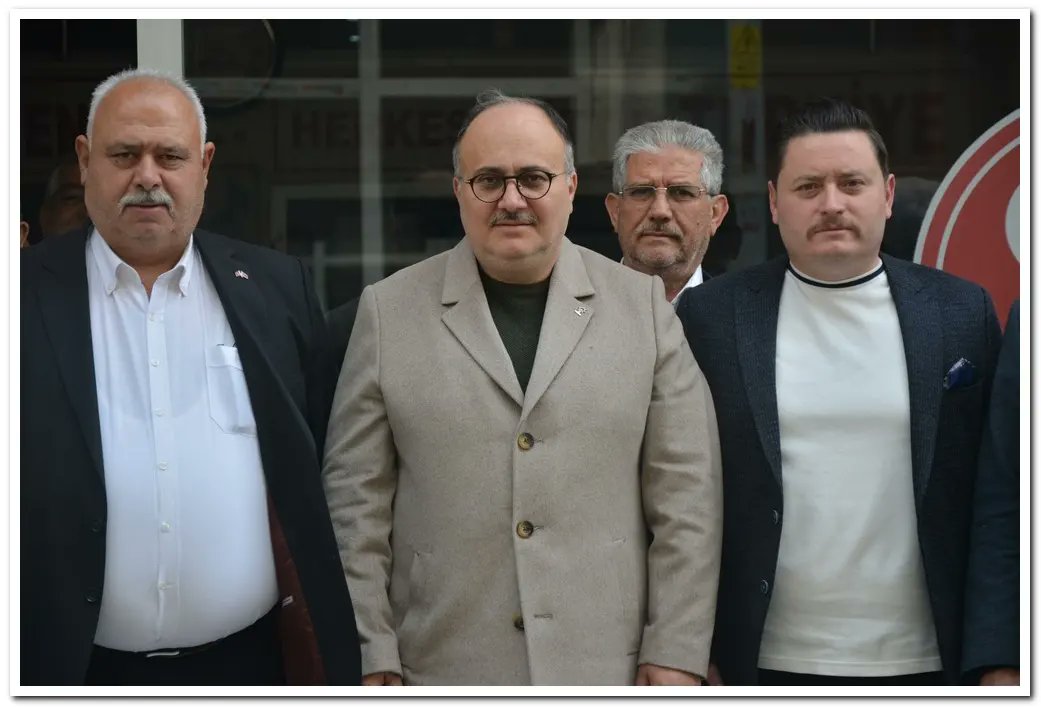 Akhisar MHP İlçe Başkanımız sayın Ahmet Namal'ı ve parti yönetimini ziyaret ettik. Başkanımızın yaşadığı sağlık sıkıntılarından sonra kendisi iyi görmek bizleri mutlu etti. 14 Mayıs'ta da ALLAH'IN izniyle birlikte başaracağız. Başkanımız Ahmet Namal'a büyük geçmiş olsun

#AkParti