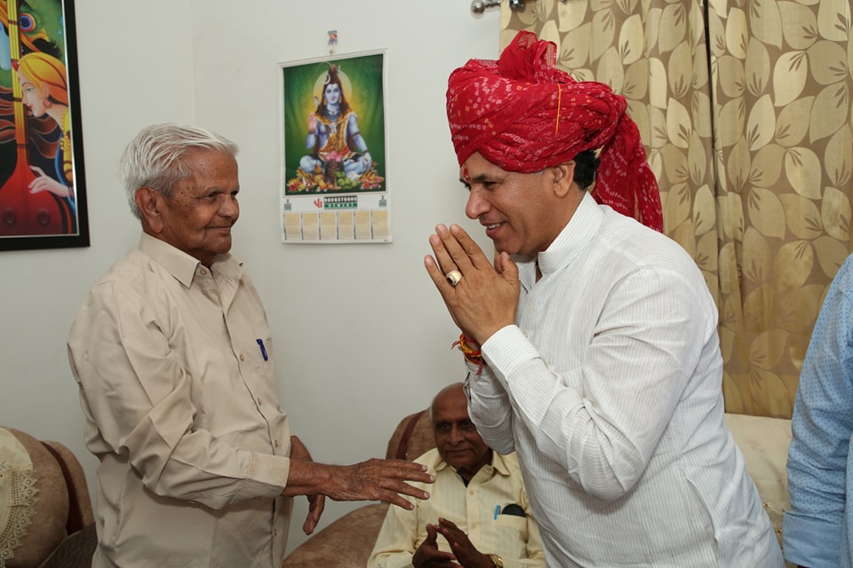 KailashBaytu's tweet photo. आज जोधपुर प्रवास के दौरान उन महानुभव गुरुजनों से भेंट हुई जिन्होंने मेरे महाविद्यालयी समयावधि में अपने ज्ञान का मुझ में संचरण किया। https://t.co/KC0bHXPBtR