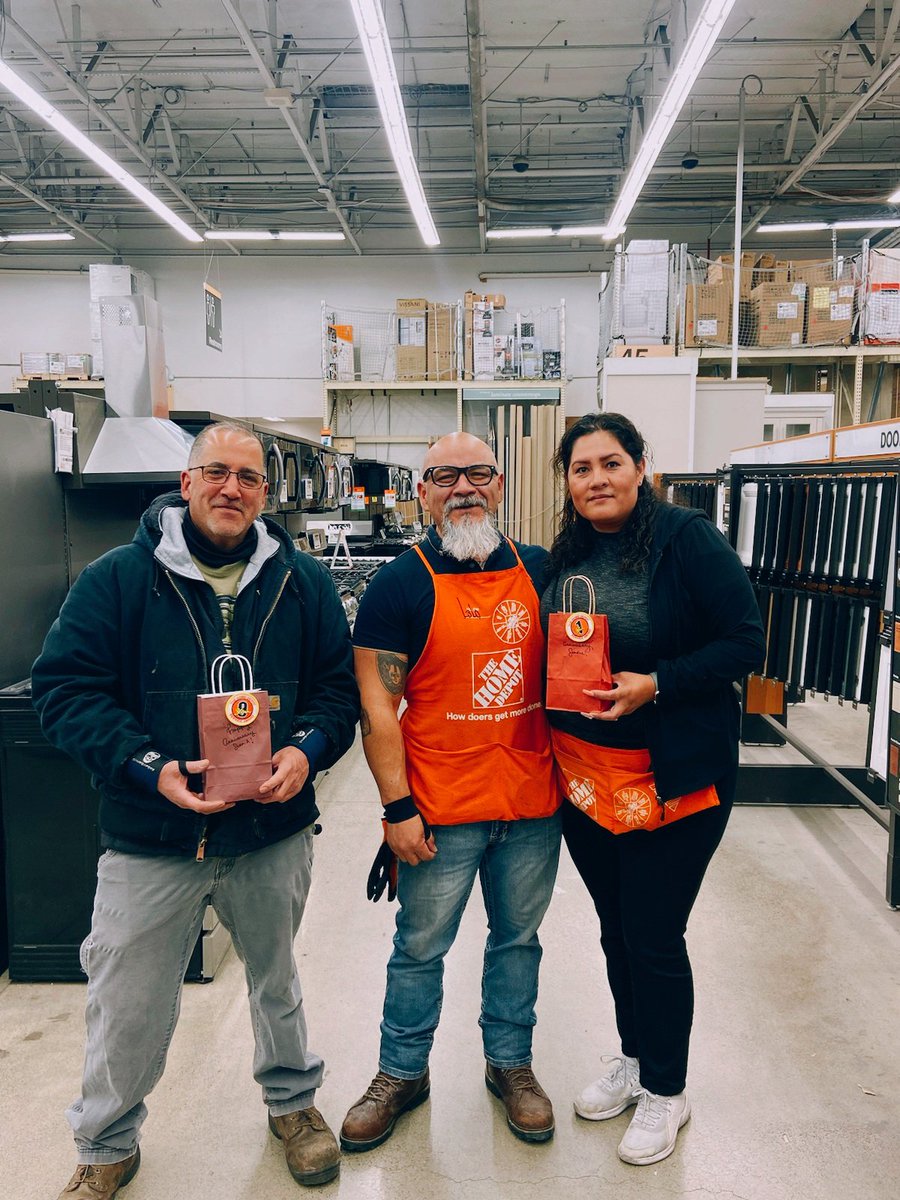 lalomartinez707's tweet photo. #HappyDepotniversary #THD0641 Sean D28 recovery with 9 years! And Ms. Sandra, with her first year! It's a pleasure working with these two! #PacNorthProud @DHRM_D30 @flip_garcia https://t.co/AQipiLX9eL