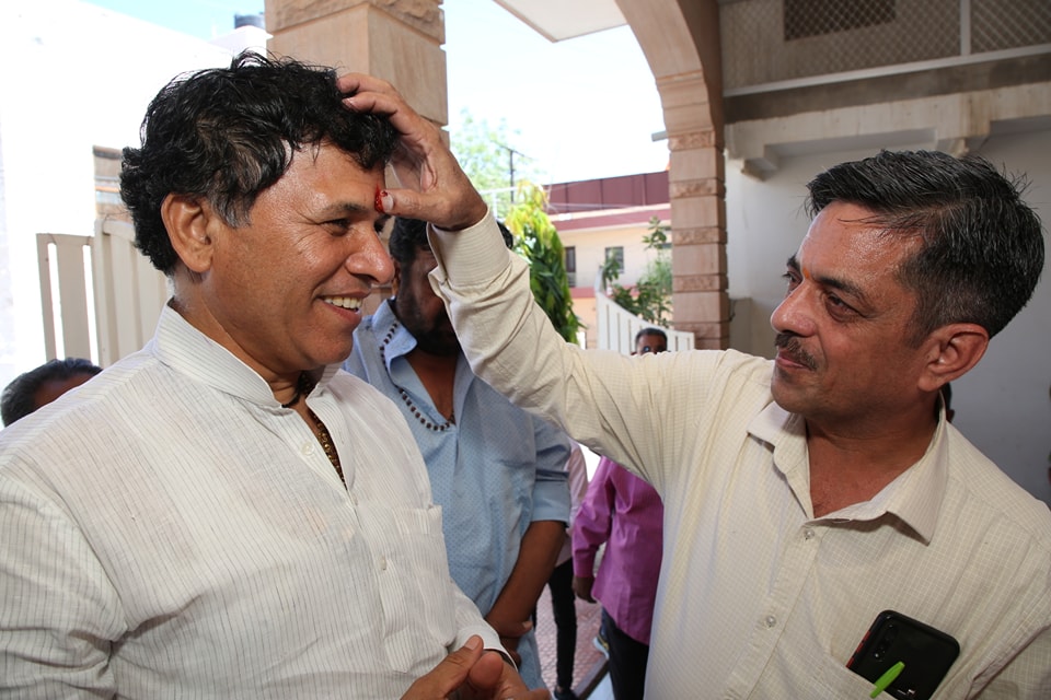 KailashBaytu's tweet photo. आज इनसे भेंट के दौरान महाविद्यालय के समय के कुछ विषयों पर वार्ता करने के साथ प्रधानमंत्री श्री @narendramodi जी की नई शिक्षा नीति पर सार्थक चर्चा की।

आपका मार्गदर्शन एवं आशीर्वाद सदैव मेरे लिए अमूल्य एवं एक जनसेवक के रूप में सहायक होगा।

#Jodhpur #Rajasthan https://t.co/3HCu8dueVx