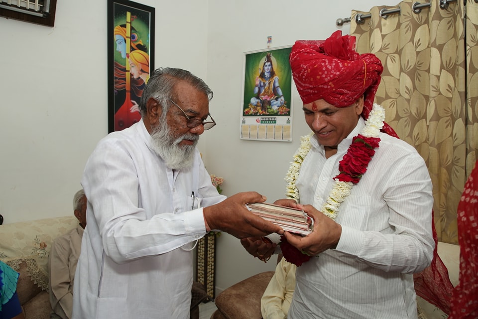 KailashBaytu's tweet photo. आज इनसे भेंट के दौरान महाविद्यालय के समय के कुछ विषयों पर वार्ता करने के साथ प्रधानमंत्री श्री @narendramodi जी की नई शिक्षा नीति पर सार्थक चर्चा की।

आपका मार्गदर्शन एवं आशीर्वाद सदैव मेरे लिए अमूल्य एवं एक जनसेवक के रूप में सहायक होगा।

#Jodhpur #Rajasthan https://t.co/3HCu8dueVx