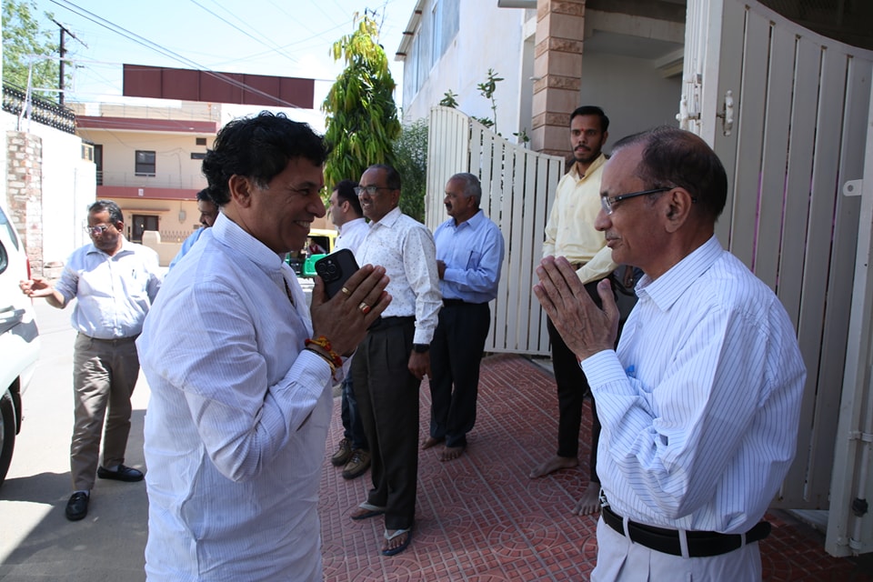 KailashBaytu's tweet photo. आज इनसे भेंट के दौरान महाविद्यालय के समय के कुछ विषयों पर वार्ता करने के साथ प्रधानमंत्री श्री @narendramodi जी की नई शिक्षा नीति पर सार्थक चर्चा की।

आपका मार्गदर्शन एवं आशीर्वाद सदैव मेरे लिए अमूल्य एवं एक जनसेवक के रूप में सहायक होगा।

#Jodhpur #Rajasthan https://t.co/3HCu8dueVx
