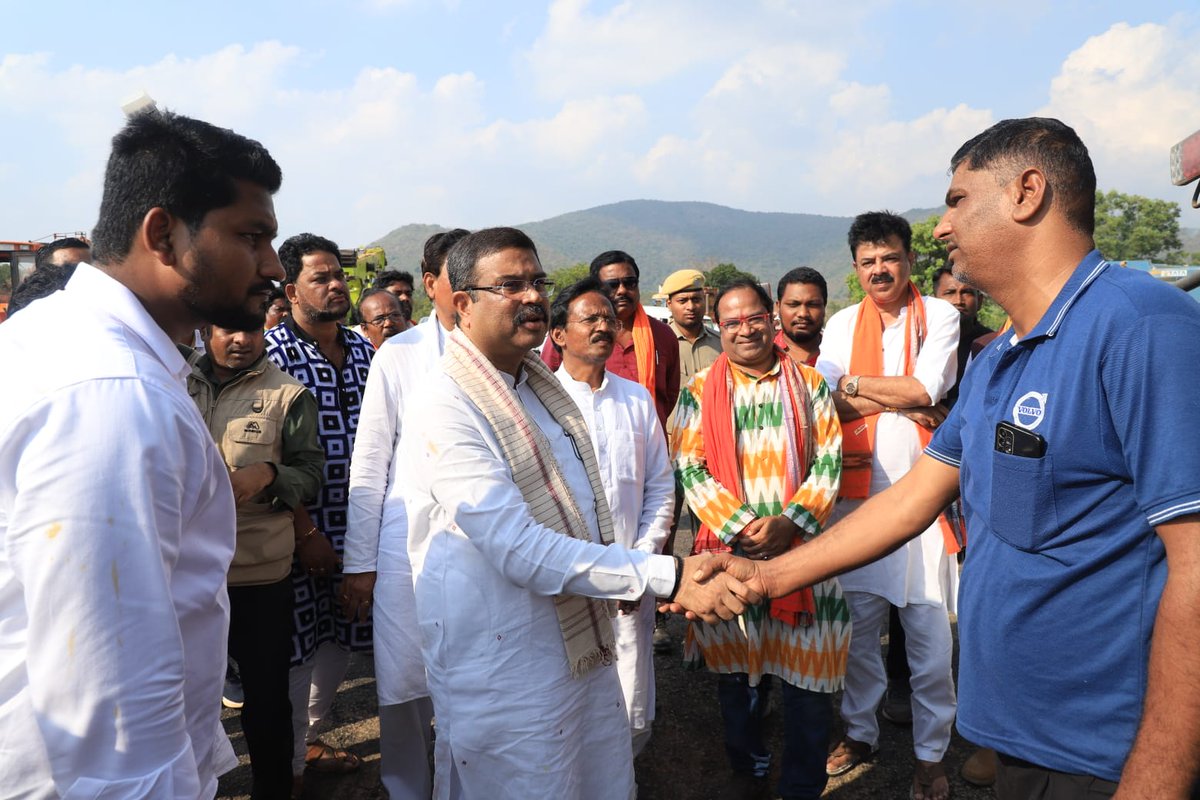 dpradhanbjp's tweet photo. ପ୍ରଧାନମନ୍ତ୍ରୀ @narendramodi ଙ୍କ ମହତ୍ୱକାଂକ୍ଷୀ ‘ଭାରତମାଳା ପ୍ରକଳ୍ପ’ ଅଧୀନ ରାୟପୁରରୁ ବିଶାଖାପାଟଣା ପର୍ଯ୍ୟନ୍ତ ଜାତୀୟ ରାଜପଥର ନିର୍ମାଣ କାର୍ଯ୍ୟକୁ ଦେଖିଲି । ଏହି ସଡ଼କପଥ ନୂତନ ଭାରତର ସୁଦୃଢ଼ ମୂଳଦୁଆ ପକାଇବା ଦିଗରେ ଏକ ଅଂଶବିଶେଷ ହେବ ବୋଲି ମୁଁ ଦୃଢ଼ ନିଶ୍ଚିତ । https://t.co/FmsO4u7vYk