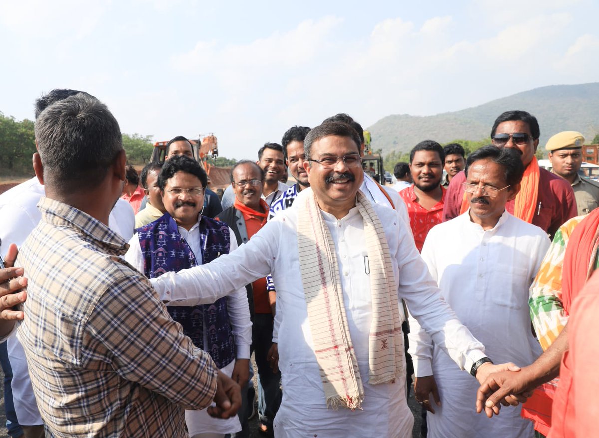 dpradhanbjp's tweet photo. ପ୍ରଧାନମନ୍ତ୍ରୀ @narendramodi ଙ୍କ ମହତ୍ୱକାଂକ୍ଷୀ ‘ଭାରତମାଳା ପ୍ରକଳ୍ପ’ ଅଧୀନ ରାୟପୁରରୁ ବିଶାଖାପାଟଣା ପର୍ଯ୍ୟନ୍ତ ଜାତୀୟ ରାଜପଥର ନିର୍ମାଣ କାର୍ଯ୍ୟକୁ ଦେଖିଲି । ଏହି ସଡ଼କପଥ ନୂତନ ଭାରତର ସୁଦୃଢ଼ ମୂଳଦୁଆ ପକାଇବା ଦିଗରେ ଏକ ଅଂଶବିଶେଷ ହେବ ବୋଲି ମୁଁ ଦୃଢ଼ ନିଶ୍ଚିତ । https://t.co/FmsO4u7vYk