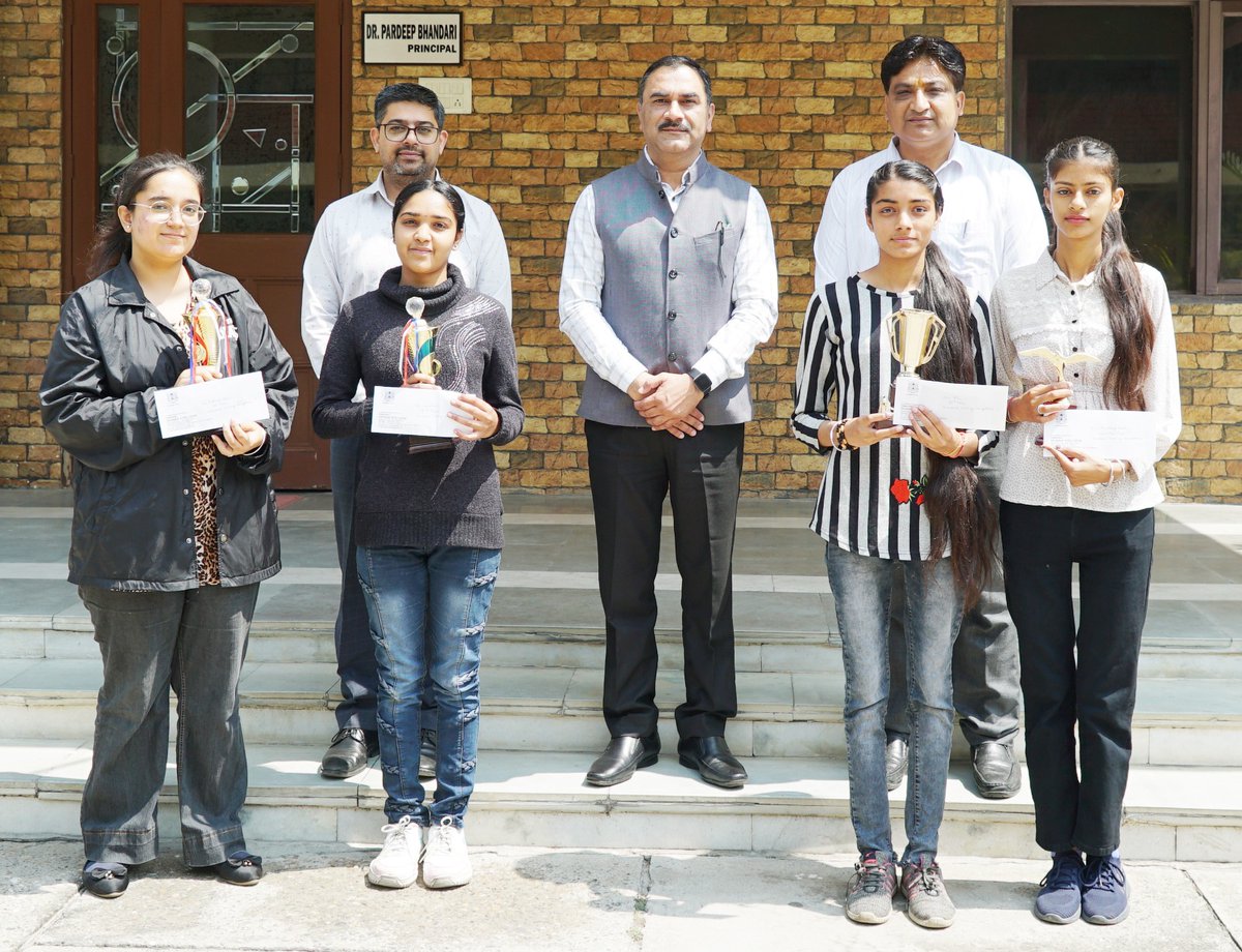 dcj_official's tweet photo. Proud moment for #DoabaCollegeJalandhar. Winners of #StandardWritingCompetition. Miss Ratneet Kaur got first position while Miss Lakshmi, Miss Pihu and Miss Arshdeep Kaur won II, III and consolation prizes respectively.
#StandardsClub #IndianStandards #PrincipalPardeepBhandari https://t.co/M10l3VPKDl