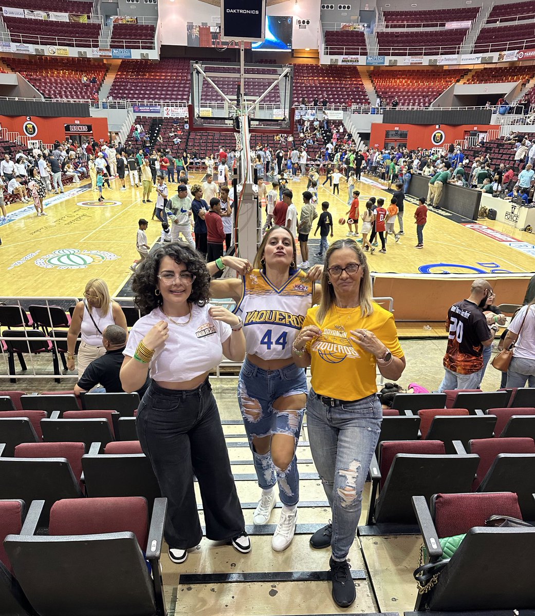 Sulinnette1's tweet photo. Desde hace tiempo dejamos de creer en eso de que no ganamos en el Vicens. Big W. #vaqueronation https://t.co/iyjogRZMRj