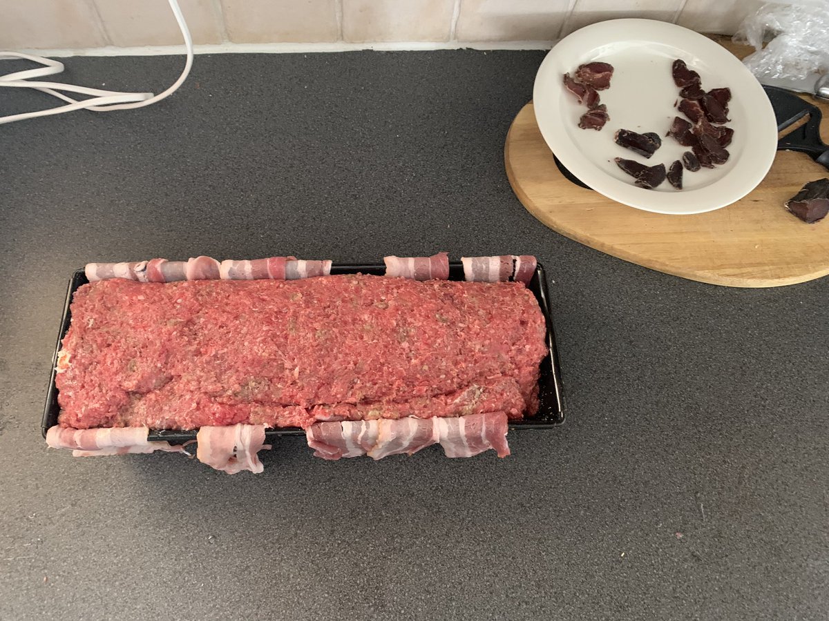 TarjaKeisu's tweet photo. Köttfärslimpa på G med tillbehör, välkommen 🔜 om du gillar husmanskost 🤗 #ledighelg #Husmanskost https://t.co/tfMTTx3EHg