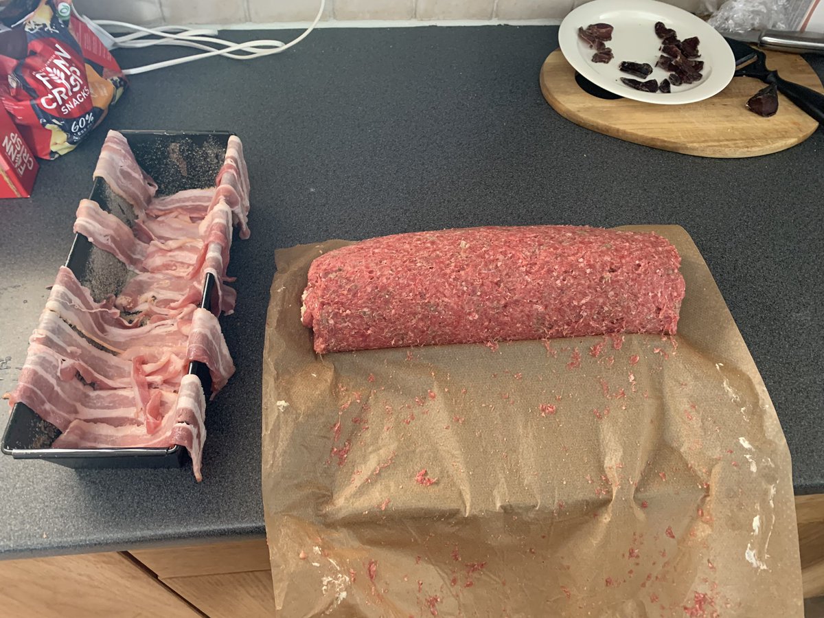 TarjaKeisu's tweet photo. Köttfärslimpa på G med tillbehör, välkommen 🔜 om du gillar husmanskost 🤗 #ledighelg #Husmanskost https://t.co/tfMTTx3EHg