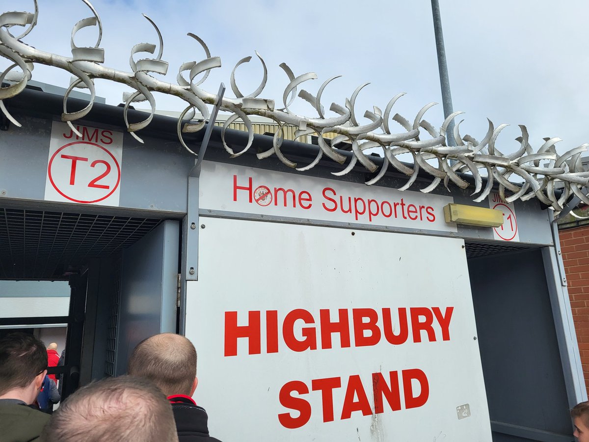 NahMin1's tweet photo. Fleetwood Town vs Exeter City today. https://t.co/CIBEvyHPmp