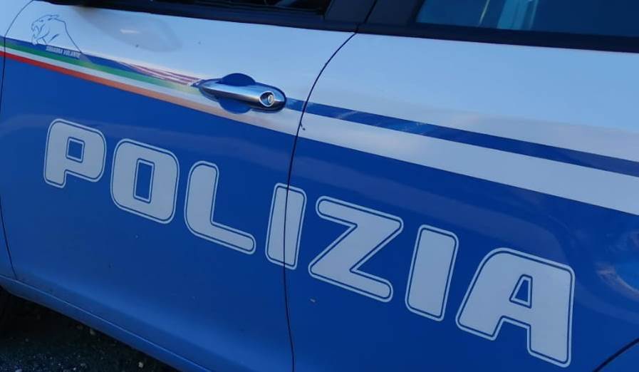 TelemiaLaTv's tweet photo. Nei giorni scorsi, gli sbarchi che hanno interessato le coste reggine hanno visto la Polizia di Stato impegnata attivamente nel fornire supporto alla gestione #fermati #responsabili #sbarchi #scafisti
https://t.co/fFRaqI3Tvj https://t.co/okrvzYpHJZ