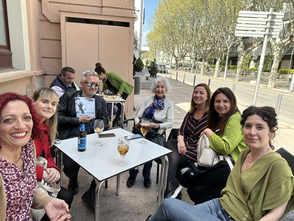 Amb la Pilar Goula, jurat del <a href="/PERSONA_FF/">Festival PERSONA</a> , la 
<a href="/bilitis29/">Mireia Iniesta Navar</a> , experta en cinema amb perspectiva feminista i l’equip organitzatiu del Festival: @anna_olot, <a href="/gloriamassana/">Glòria Massana</a> , Ita i <a href="/AlbertGalera/">Albert Galera</a> (ideòleg de tot plegat).
Molins de Rei té talent i capacitat x aquest gran  projecte!!