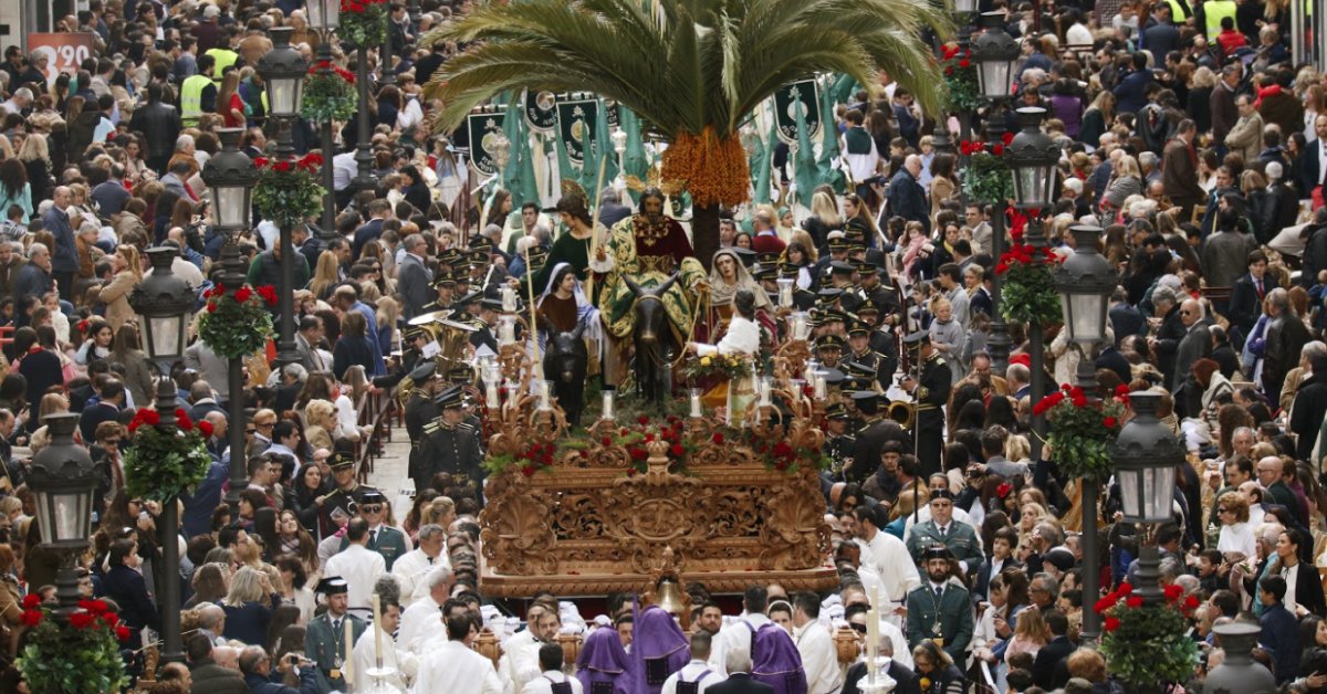 La Semana Santa de la ciudad de Málaga es especial, no solo porque es Interés Turístico Nacional desde 1980, sino por su majestuosidad y belleza🎺 🌿 #SentirlaTradición