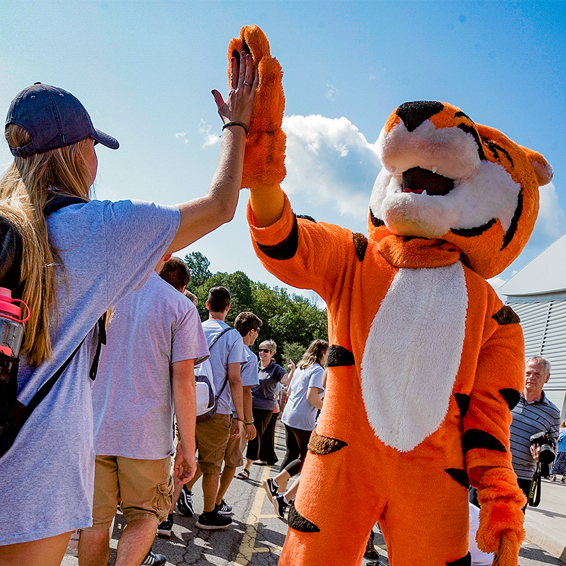 RITtigers's tweet photo. A crisp high five to all our Tigers! You're doing great. And to all the admitted students visiting - we can't wait to welcome you to our #RIT family soon! 

#HighFive #RITBound #RITTigers #welcome #college #family #rochester #RochesterNY #tigers #GoTigers https://t.co/31WVbRZSLc