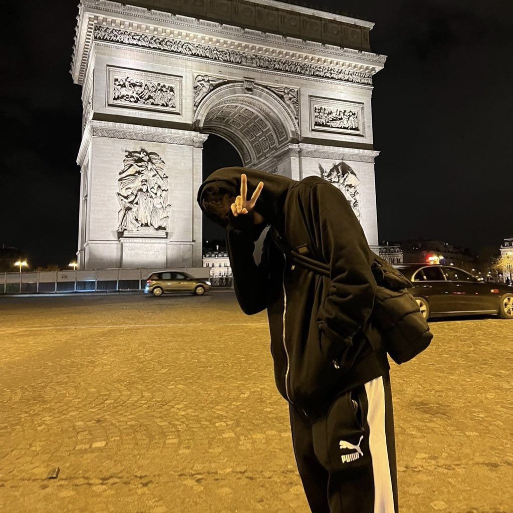 lhcdaily's tweet photo. haechanahceah in paris https://t.co/WnPLMJnv5c