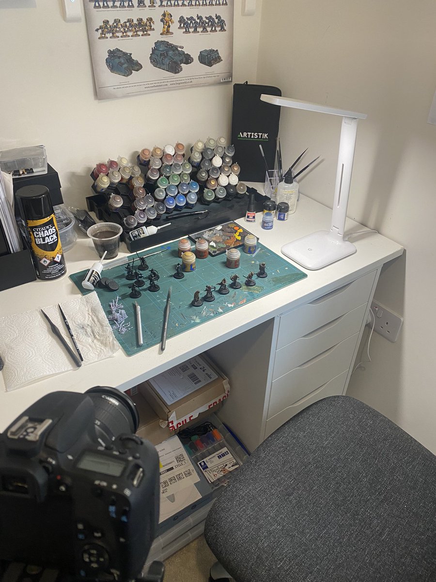 endoremodels's tweet photo. What’s on your painting desk this weekend? I’m currently working on a new video for next week 🤞🏼 https://t.co/kfUnTKiN57
