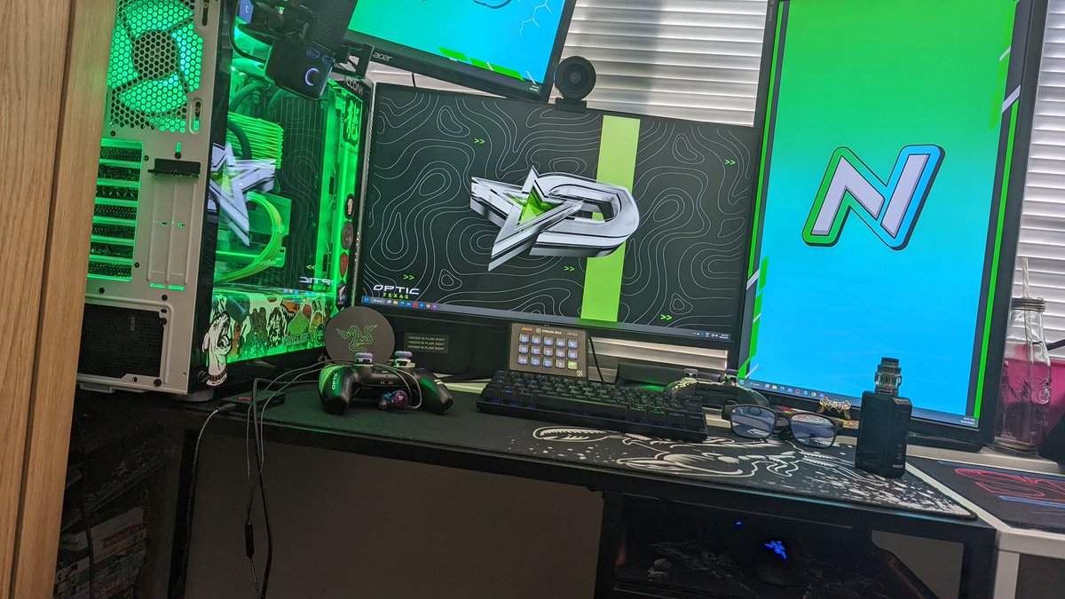 Nemesiskid's tweet photo. @elgato @thejesshinds Needs some work but is a small space to work with and my partners setup in next to mine over the 2 desks we have. https://t.co/JML8PK8jru