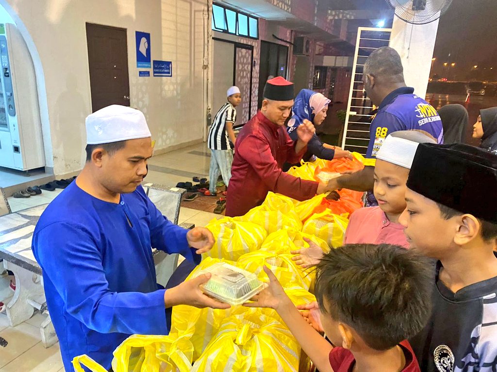 WismaLumut's tweet photo. YDP serta barisan AJK WBL mengagihkan bungkusan moreh. Penyediaan moreh ini bertujuan mengajak ahli kariah dan kanak-kanak untuk bersama-sama menunaikan ibadah di masjid.
@PakLongMie78 @azrul6695 https://t.co/5wUrUZxkxD