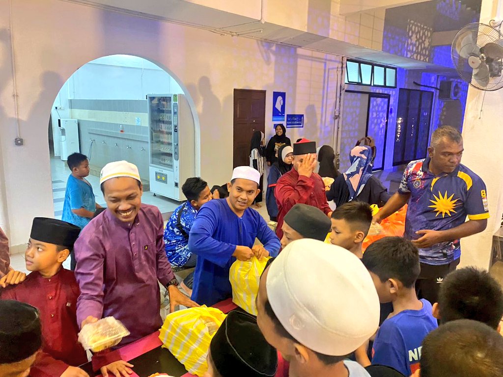 WismaLumut's tweet photo. YDP serta barisan AJK WBL mengagihkan bungkusan moreh. Penyediaan moreh ini bertujuan mengajak ahli kariah dan kanak-kanak untuk bersama-sama menunaikan ibadah di masjid.
@PakLongMie78 @azrul6695 https://t.co/5wUrUZxkxD