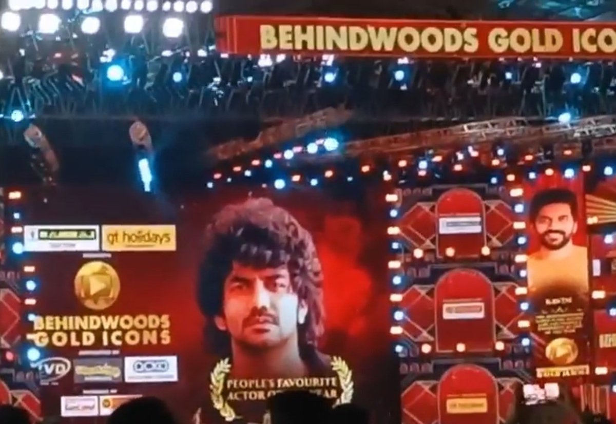 KavinFansClub's tweet photo. How It's Started. How It's Going
Shoba Mam present the award to @Kavin_m_0431 Anna ❤️
#Kavin | #Kavin04 https://t.co/OH54GmiPrq