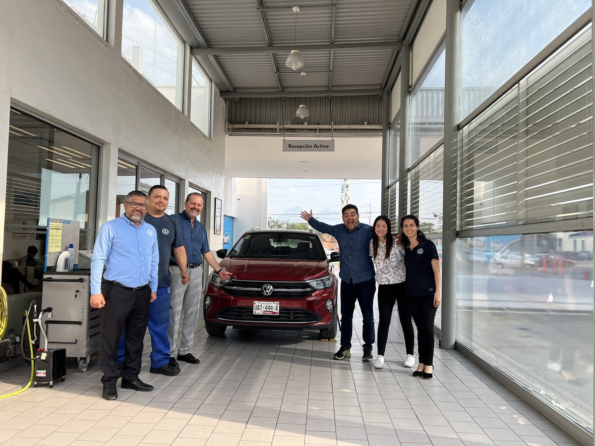 hablamosautos's tweet photo. Ayer antes de nuestra salida de México, pasamos con los amigos de @Volkswagen_MX Villauto en Monterrey para un Servicio Xpress y confirmar que nuestro #VWNivus está en perfectas condiciones para las carreteras de EEUU.
Apenas 5 minutos fueron necesarios. Todo OK 😎
#SUVW https://t.co/jQ3f0HXOo8
